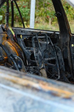 Bir yolcu vagonunun içi yanmış. Araba tamamen mahvoldu..