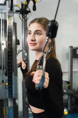 Kablo TV 'de eğitim gören genç bir kadının yakın çekimi..