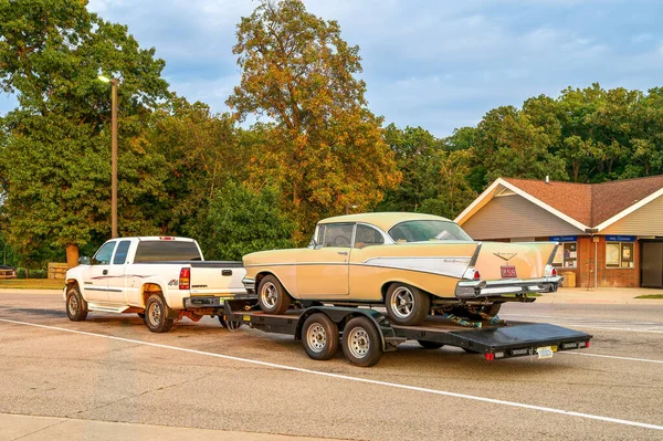 Carleton September 2022 Yellow Chevy Trailer Being Hauled Pickup Truck — Stock Photo, Image