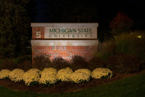 East Lansing Október 2022 Michigan State University Bejárati Jel Éjjel — Stock Fotó