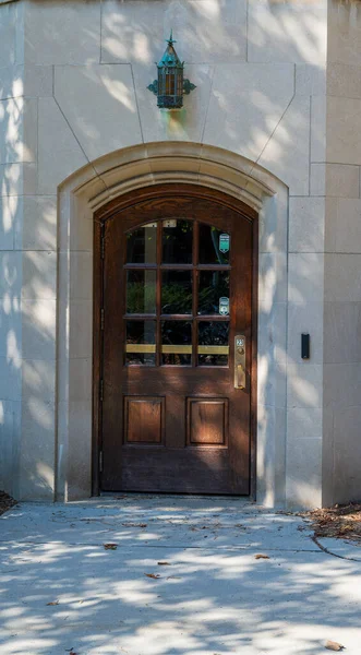 有木门哥特式建筑灯笼的大学宿舍的门口 高质量的照片 — 图库照片