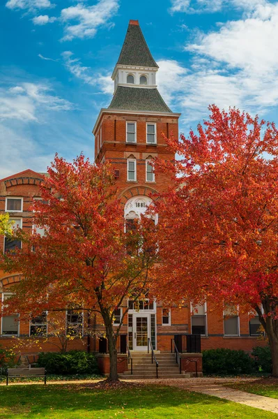 东Lansing 2022年10月18日 位于东Lansing的密歇根州立大学 一所大型公立研究型大学的校园里 有着秋天色彩的历史性林顿厅景观 — 图库照片