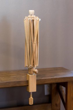 Boş bir masa üstü kapağı, mobilya parçalarına örgü örerken kullanıldı. Yüksek kalite fotoğraf