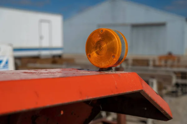 Pomarańczowy Kierunkowskaz Zamontowany Sprzedawcy Ciągników Odizolowany Selektywny Ostrość Wysokiej Jakości — Zdjęcie stockowe