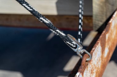 Bir nesnenin hareketini kontrol etmek için gerilim altında küçük engeller ve müdahaleler kullanılıyor. Yüksek kalite fotoğraf