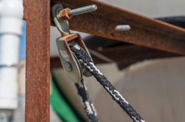 Bir nesnenin hareketini kontrol etmek için gerilim altında küçük engeller ve müdahaleler kullanılıyor. Yüksek kalite fotoğraf