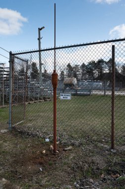 Çitin yanında içilemeyen su istasyonu var. Yüksek kalite fotoğraf