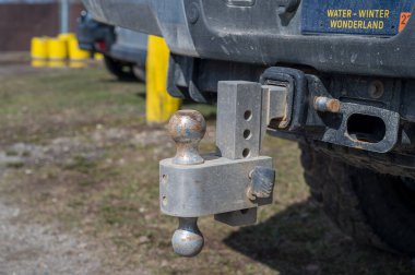İki inç ayarlanabilir 2 Ball Mount bir kamyonun arkasında. Yüksek kalite fotoğraf