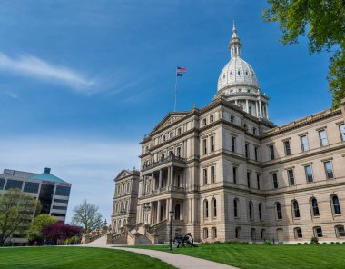 Lansing MI - 6 Mayıs 2023: Michigan Eyaleti Kongre Binası, ABD 'nin Michigan eyaletinin yasama organlarını barındıran binadır.