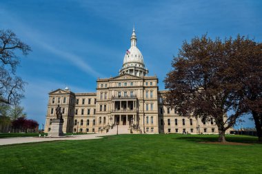 Lansing MI - 6 Mayıs 2023: Michigan Eyaleti Kongre Binası, ABD 'nin Michigan eyaletinin yasama organlarını barındıran binadır.