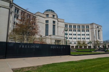 Lansing MI - 6 Mayıs 2023: Michigan Adalet Sarayı cephesinde Özgürlük ve Eşitlik kelimeleri. Yüksek kalite fotoğraf