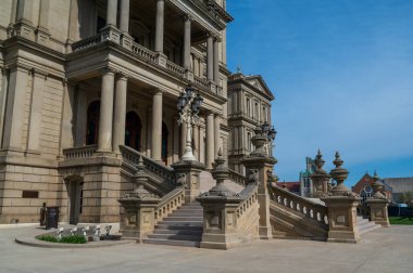 Lansing MI - 6 Mayıs 2023 Michigan Capitol binasının ana girişi mermer, merdiven ve sokak lambasıyla. Yüksek kalite fotoğraf