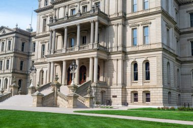 Lansing MI - 6 Mayıs 2023 Michigan Capitol binasının ana girişi süslemeli duvarcılık ve lamba direğiyle. Yüksek kalite fotoğraf