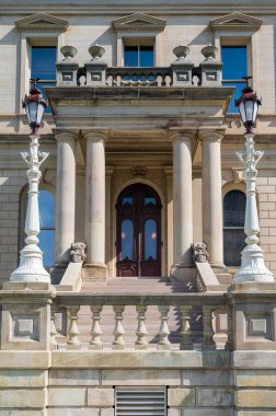Lansing MI - 6 Mayıs 2023 Michigan Capitol binasının güney girişi mermer, basamaklar ve sokak lambasıyla. Yüksek kalite fotoğraf