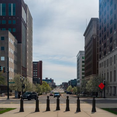 Lansing MI - 6 Mayıs 2023 Michigan Capitol Binası 'ndan Michigan Bulvarı manzarası. Yüksek kalite fotoğraf