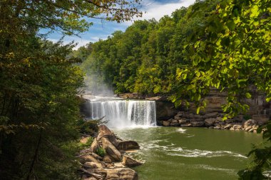 ABD 'nin Kentucky, Corbin kentindeki Cumberland Falls Eyalet Parkı' nın çerçeveli görüntüsü. Yüksek kalite fotoğraf