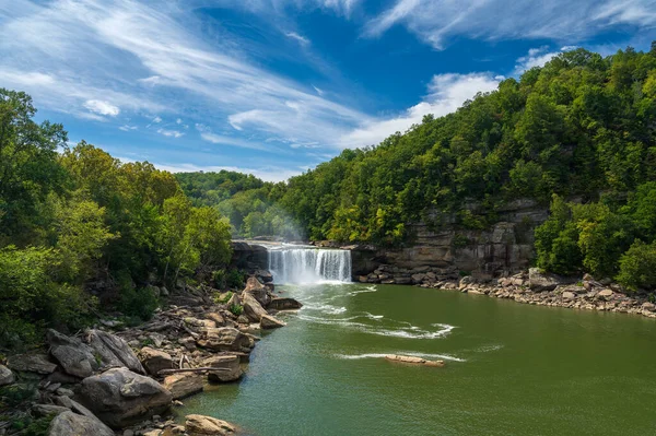 Cumberland Şelaleleri 'nin mavi gökyüzü ve bulutları Corbin, Kentucky, ABD' de. Yüksek kalite fotoğraf