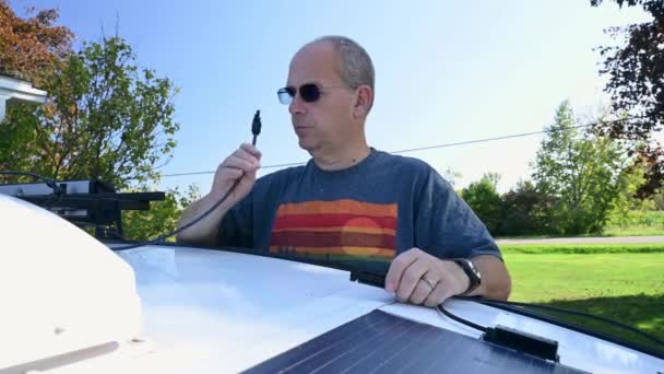 Man Menghubungkan Panel Surya Kabel Koneksi Atas Sebuah Kemping Rekaman — Stok Video