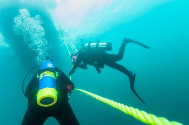 Munising, MI - 11 Ağustos 2023: Scuba dalgıçları sarı çizgiye tutunmayı bıraktı. Yüksek kalite fotoğraf
