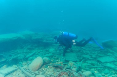 Munising, MI - 11 Ağustos 2023: SCUBA dalgıcı gemi enkazını araştırıyor. Yüksek kalite fotoğraf