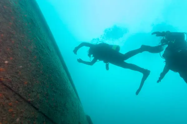 Two Scuba Divers Exploring Shipwreck Remains Silhouettes Divers High Quality — Stock Photo, Image