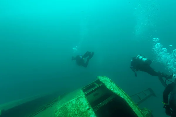 Multiple Scuba Divers Exploring Tugboat Stephen Selvic Shipwreck High Quality — Stock Photo, Image
