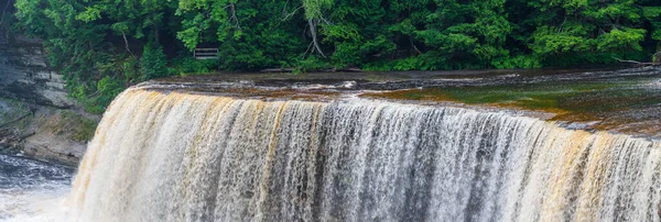 ミシガン州の上半島に位置する巨大なタホクマノン ルートビールの滝とも呼ばれています 高品質の写真 ロイヤリティフリーのストック写真