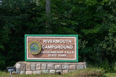 Cennet, MI - 9 Ağustos 2023 Rivermouth kamp alanı Tahquamenon Eyalet Parkı 'na düştü. Nehir Ağzı Kampı, maceraperestleri Büyük Açık Hava 'yı keşfetmeye çağırıyor.