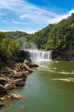 Cumberland Şelaleleri 'nin mavi gökyüzü ve bulutları Corbin, Kentucky, ABD' de. Yüksek kalite fotoğraf