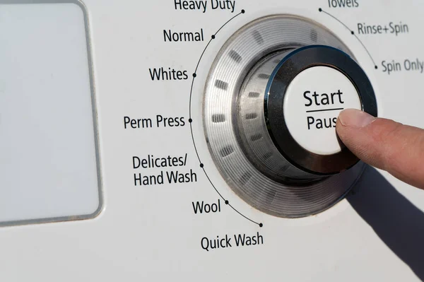 Çamaşır Makinesinin Başlama Tuşuna Basan Bir Parmak Yüksek Kalite Fotoğraf - Stok İmaj