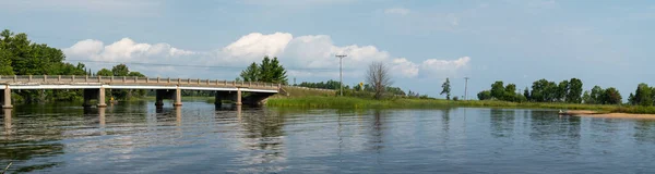 Cennet Ağustos 2023 Tahquamenon Nehri Üzerindeki Nehir Ağzı Yakınındaki Köprü Stok Resim