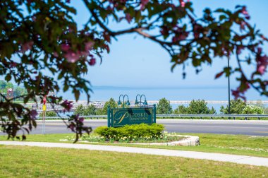 Petoskey, MI - 18 Mayıs 2024: Tarihi Petoskey Şehir Merkezi Tabelası ile Lake View with Copy-Space. Yüksek kalite fotoğraf