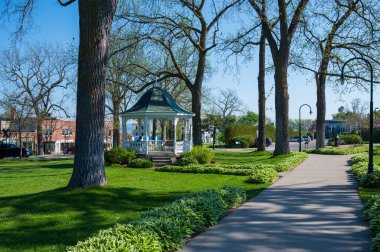 Petoskey, MI - 18 Mayıs 2024: Pennsylvania Park 'taki Manzaralı Gazebo ve Pathway. Yüksek kalite fotoğraf