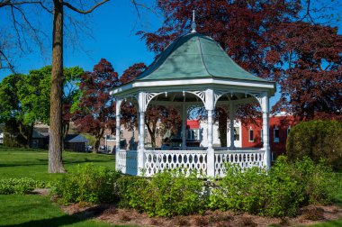 Petoskey, MI - 18 Mayıs 2024: Pennsylvania Park 'taki Güzel Çardak Yapısı. Yüksek kalite fotoğraf
