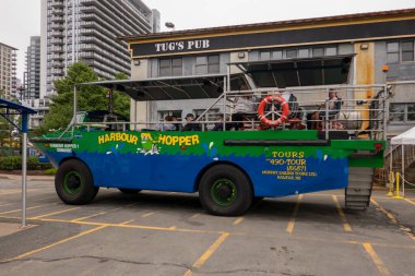 Halifax, NS, Kanada - 23 Haziran 2024: Kopya-uzayı olan amfibik bir Tur Aracı. Yüksek kalite fotoğraf