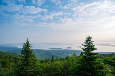 Cadillac Mountain Acadia 'dan fotokopi uzayı ile genişletilmiş ada manzarası. Yüksek kalite fotoğraf