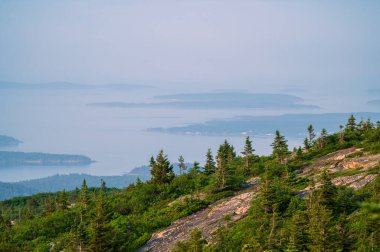 Acadia Ulusal Parkı 'ndaki Cadillac Dağı' nın fotokopi uzayı manzarası. Yüksek kalite fotoğraf