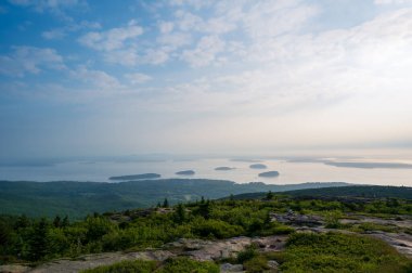 Acadia Ulusal Parkı 'ndaki kıyı manzarası ve fotokopi-uzay. Yüksek kalite fotoğraf