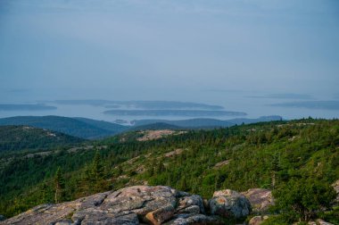 Cadillac Dağı 'ndan gelen adalara fotokopi uzayı ile bakıyor. Yüksek kalite fotoğraf