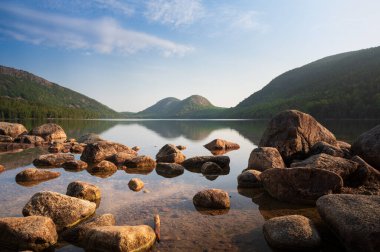 Jordan Pond 'da Fotokopi-Uzaylı Baloncuklar' la Huzurlu Sabah. Yüksek kalite fotoğraf