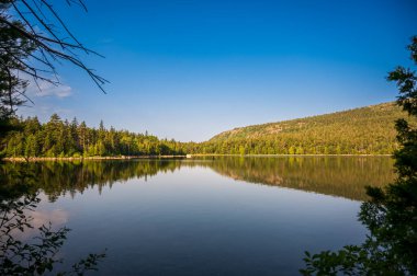 Ürdün Gölünün Huzurlu Suları, Acadia Ulusal Parkı ve fotokopi uzayı. Yüksek kalite fotoğraf