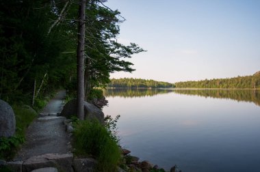 Sessiz Yol: Jordan Pond, Acadia Ulusal Parkı ve fotokopi uzayı. Yüksek kalite fotoğraf