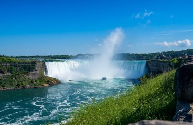 Niagara Şelalesi, Kanada - 15 Haziran 2024: Fotokopi-Uzay ile Şelaleye Yaklaşan Tur Teknesi. Yüksek kalite fotoğraf