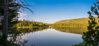Jordan Pond 'da yaz sabahı, Acadia Ulusal Parkı' nda fotokopi-uzay ile. Yüksek kalite fotoğraf