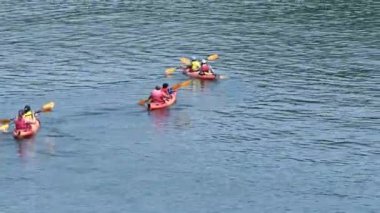 Bar Harbor Maine 'de rehberli bir turda tandemler içinde turist kayağı. Yüksek kaliteli FullHD görüntüler