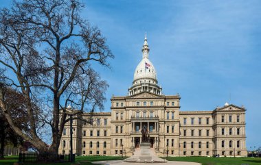 Lansing MI - 6 Mayıs 2023 Michigans Eyalet Kongre Binası 'nda güneşli bir gün. Yüksek kalite fotoğraf