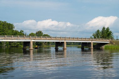 Cennet, MI - 9 Ağustos 2023: Kopya-Uzay ile Tahquamenon Nehri üzerinde bir köprü. Yüksek kalite fotoğraf