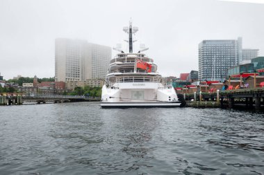 Halifax, NS, Kanada - 23 Haziran 2024: Rıhtım Yat ve Cityscape, Halifax 'ta fotokopi uzayı ile. Yüksek kalite fotoğraf