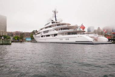 Halifax, NS, Kanada - 23 Haziran 2024: White Yacht Samura, Urban Harbor 'da fotokopi uzayı ile demirledi. Yüksek kalite fotoğraf