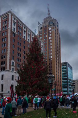 Lansing, MI - 23 Kasım 2024: Lansing şehir merkezinde Gümüş Zil Festivali Noel Ağacı. Yüksek kalite fotoğraf